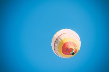 Renkli sıcak hava balonu mavi gökyüzü.