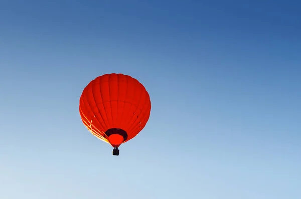 Renkli Sıcak Hava Balonu Mavi Gökyüzü — Stok fotoğraf