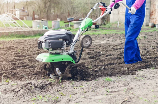 Fiatal Lány Dolgozik Egy Tavaszi Kert Egy Kultivátor — Stock Fotó