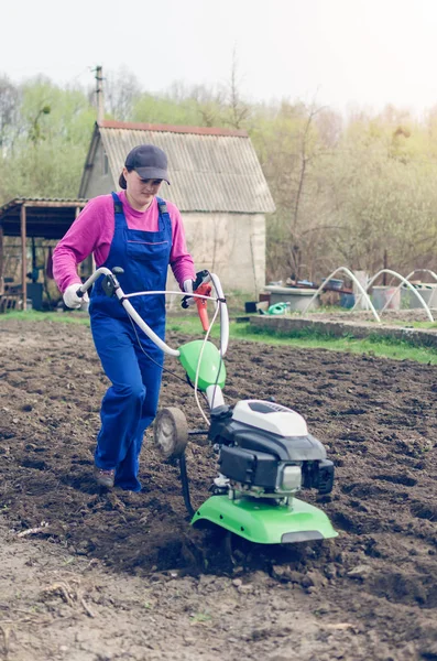 Jovem Trabalhando Jardim Primavera Com Cultivador — Fotografia de Stock