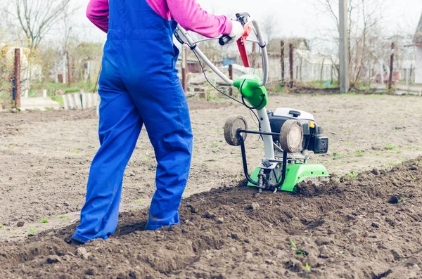 Chica Joven Que Trabaja Jardín Primavera Con Cultivador — Foto de Stock