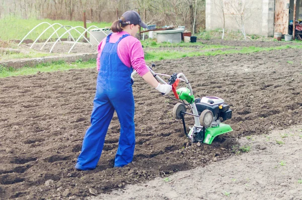 Chica Joven Que Trabaja Jardín Primavera Con Cultivador — Foto de Stock