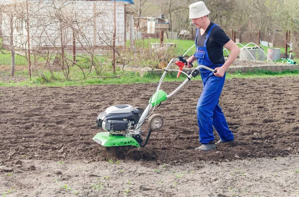 Man Aan Het Werk Tuin Van Voorjaar Met Helmstok Machine — Stockfoto