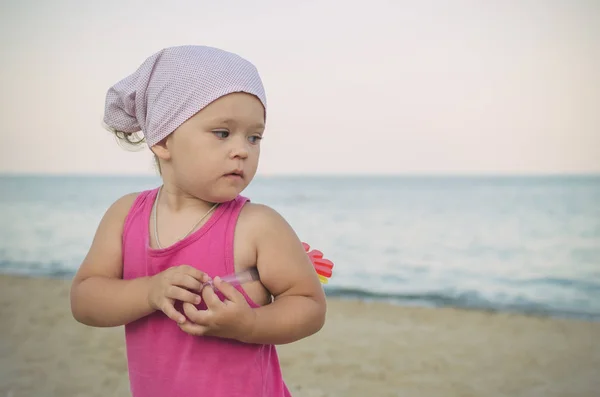 夏の海でハンカチの小さな女の子 — ストック写真