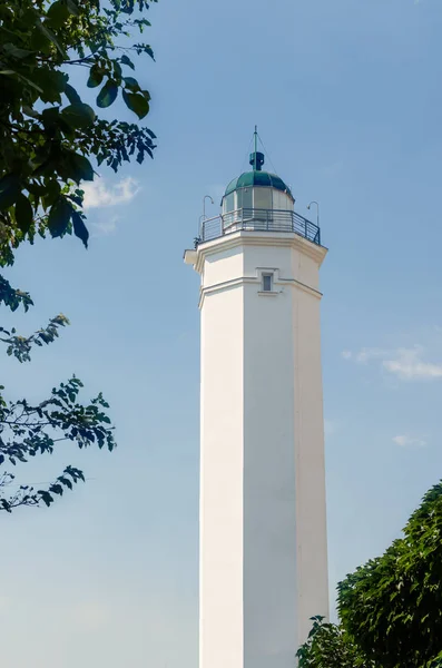 Farol branco contra o céu azul em um dia de sol — Fotografia de Stock