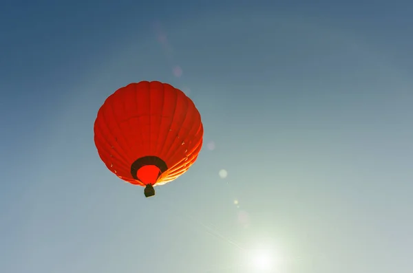 Bunter Heißluftballon gegen den blauen Himmel — Stockfoto