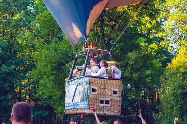 Belaya Tserkov, Ukraine, 23 août 2018 : les musiciens jouent des instruments à vent dans un panier de montgolfière . — Photo