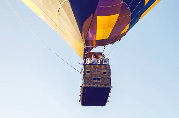 Belaya Cerkow, Ukraina, zm. 23 sierpnia 2018: muzycy grają instrumenty dęte w koszu balonu gorącego powietrza. — Zdjęcie stockowe