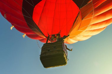 Kırmızı sıcak hava balonu mavi gökyüzü