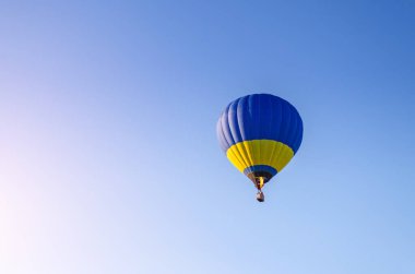 Mavi gökyüzünde uçan renkli sıcak hava balonu