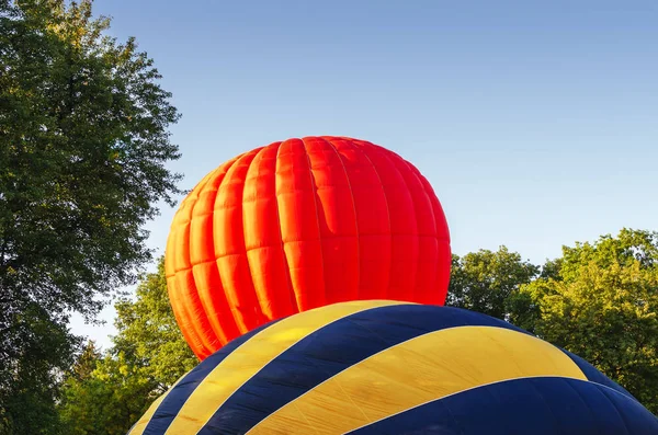 Színes hőlégballon ellen a kék ég — Stock Fotó
