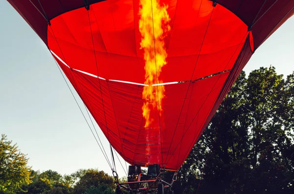 Kitöltésével a ballon kupolája gázégőből forró levegővel — Stock Fotó