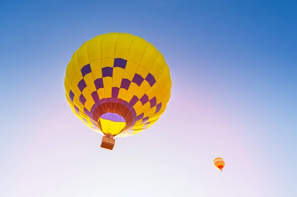 Kolorowy balon na gorące powietrze lecący na błękitnym niebie — Zdjęcie stockowe