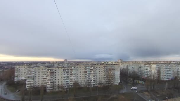 Zeitraffer Übergang Von Tag Nacht Mit Regenwolken Über Der Stadt — Stockvideo