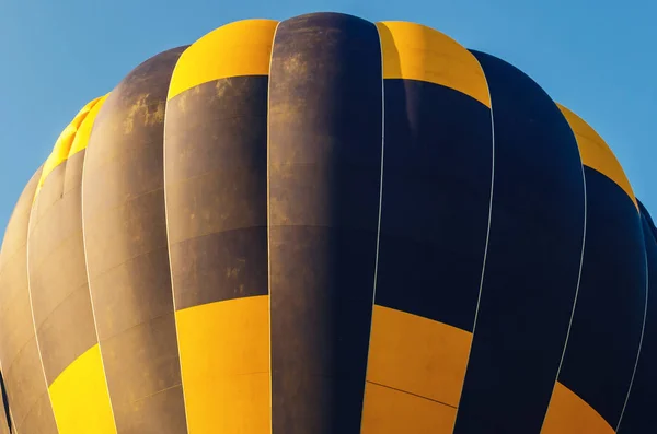 Kleurrijke hete lucht ballon vliegen in de blauwe lucht — Stockfoto