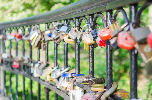 Gelenkte Liebesschlösser hängen an einer Brücke — Stockfoto