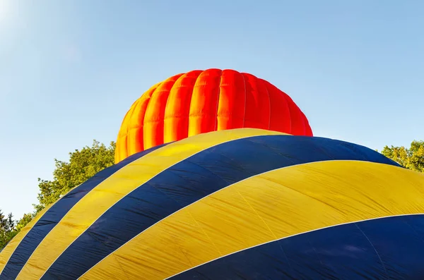 Balão de ar quente colorido contra o céu azul — Fotografia de Stock