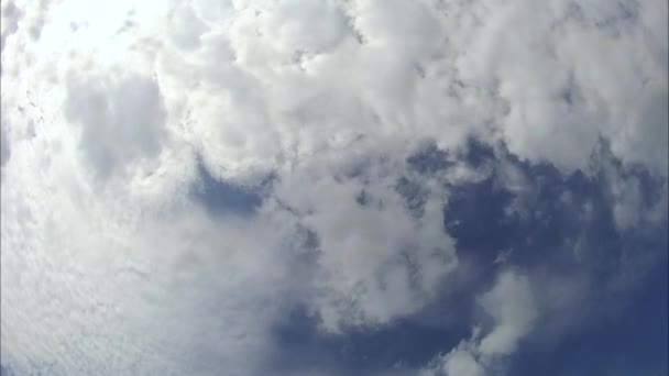 Σύννεφα Του Χρόνου Αιωρούνται Στον Γαλάζιο Ουρανό — Αρχείο Βίντεο