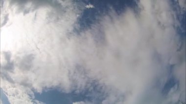 Zaman Lapse bulutlar mavi gökyüzünde yüzen