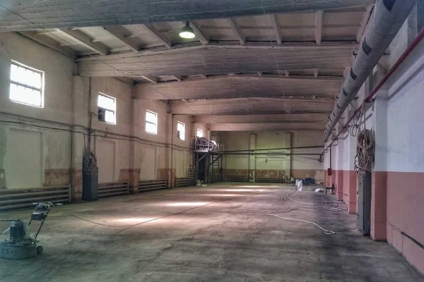 Old ditinggalkan aula produksi kosong, interior pabrik — Stok Foto