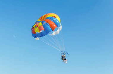 Gribovka, Ukrayna, 05 Ağustos 2018: Parasailing ekstrem bir spordur, insanlar mavi gökyüzüne karşı paraşütle uçar