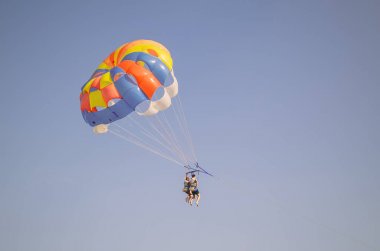Gribovka, Ukrayna, 05 Ağustos 2018: Parasailing ekstrem bir spordur, insanlar mavi gökyüzüne karşı paraşütle uçar