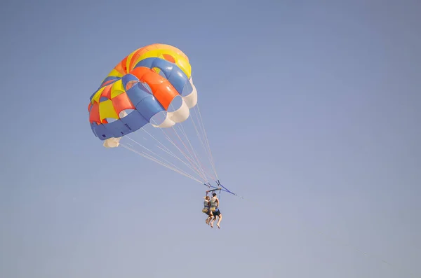 Gribovka, Ukraine, 05. August 2018: Parasailing ist ein Extremsport, Menschen fliegen mit dem Fallschirm gegen den blauen Himmel — Stockfoto