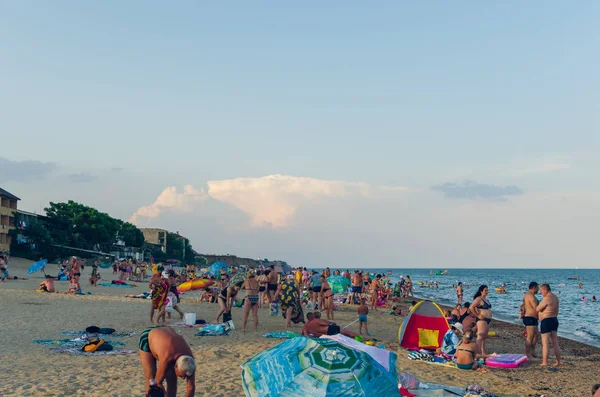 Gribovka, Ukraine, August, 06 2018: People bathe and sunbathe on the beach — Stock Photo, Image