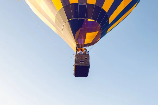 Belaya tserkov, Ukraine, 23. August 2018: Musiker spielen Blasinstrumente im Korb eines Heißluftballons. — Stockfoto