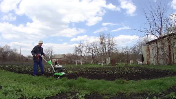 Hombre Cultiva Suelo Jardín Con Timón Preparando Suelo Para Siembra — Vídeo de stock