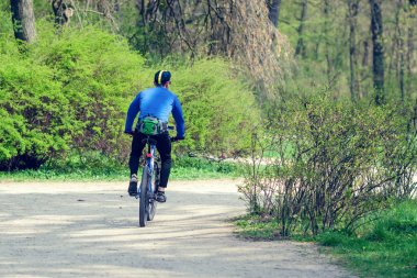 Bisikletçi bir şehir parkında bisiklete binmek