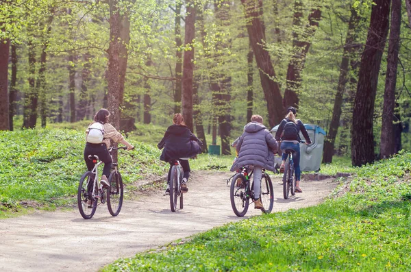 A group of cyclists ride in the city park — Stock Photo, Image