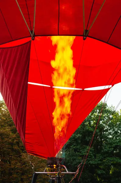 Befüllung der Ballonkuppel mit heißer Luft aus einem Gasbrenner — Stockfoto