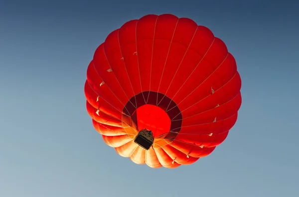 Balão de ar quente vermelho contra o céu azul — Fotografia de Stock