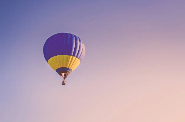 Kolorowy balon na gorące powietrze lecący na błękitnym niebie — Zdjęcie stockowe