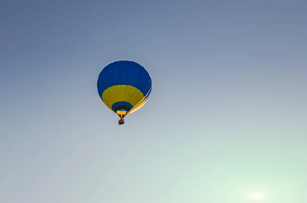 Kolorowy balon na gorące powietrze lecący na błękitnym niebie — Zdjęcie stockowe