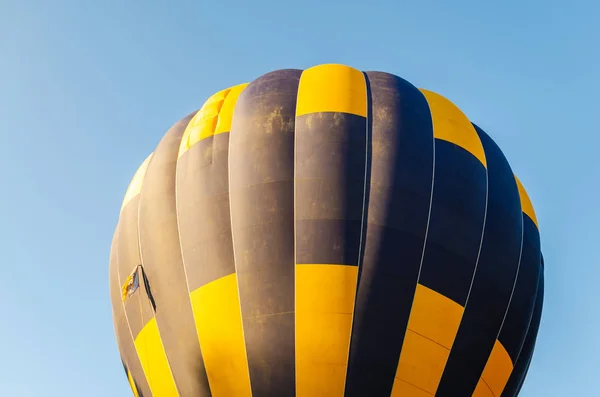 Färgglada varmluft ballong flyger i den blå himlen — Stockfoto