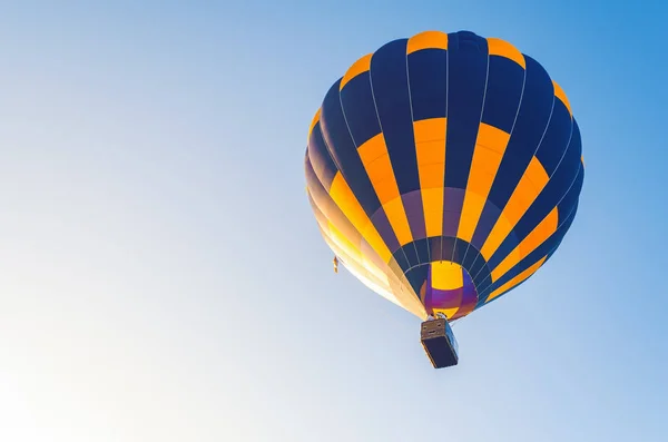 Globo de aire caliente colorido que vuela en el cielo azul —  Fotos de Stock