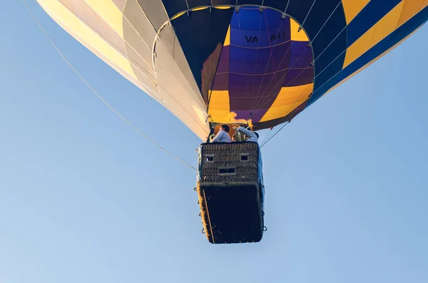 Belaya Cerkow, Ukraina, zm. 23 sierpnia 2018: muzycy grają instrumenty dęte w koszu balonu gorącego powietrza. — Zdjęcie stockowe