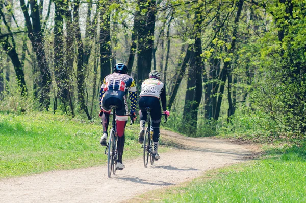 Belaya Tserkov, Ukraine, April 21, 2019: Two cyclists ride in the city park — Stock Photo, Image