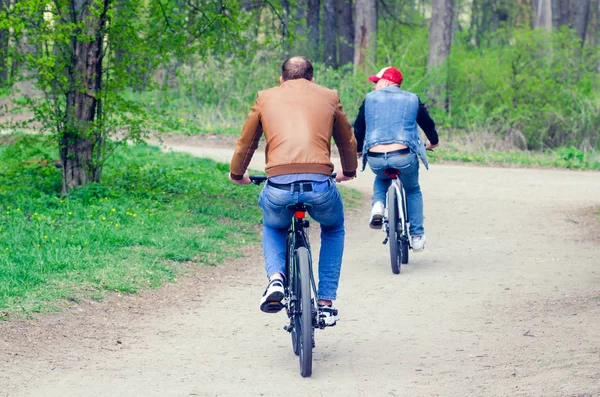 Belaya Tserkov, Ukraine, April 21, 2019: Two cyclists ride in the city park — Stock Photo, Image