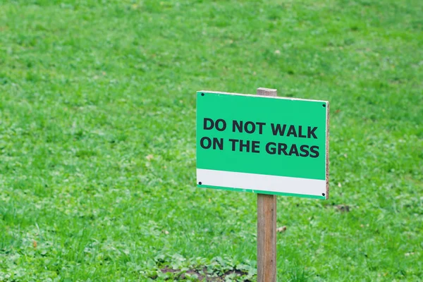 The sign on the lawn with the inscription: do not walk on the grass — Stock Photo, Image