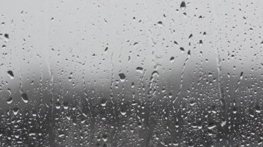 Yağmurlu bir gün, pencere camına damlayan yağmur damlaları