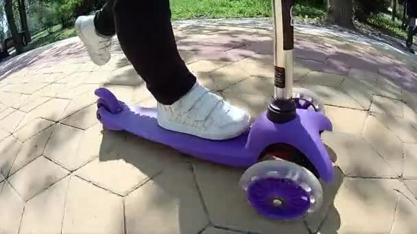 Piernas Niño Pequeño Montando Scooter Losas Pavimentación — Vídeos de Stock