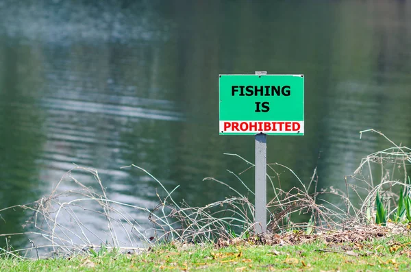 A sign prohibiting fishing in the pond — Stock Photo, Image