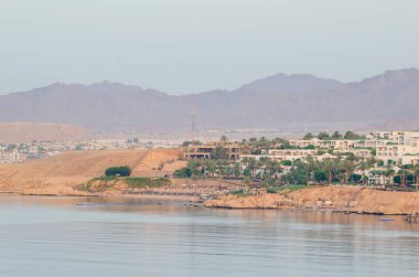 Dağların arka plan bölgesindeki tatil otelleri, Şarm el-Şeyh, Mısır