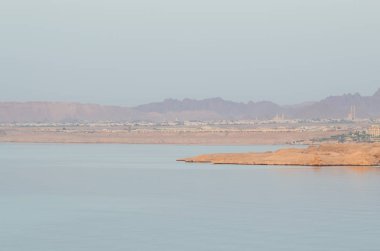 Dağların arka plan bölgesindeki tatil otelleri, Şarm el-Şeyh, Mısır