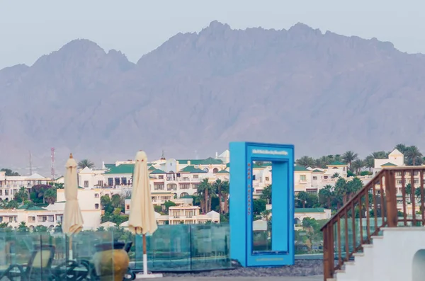 Resort szállodák a háttérben a hegyek, Sharm el-Sheikh, Egyiptom — Stock Fotó