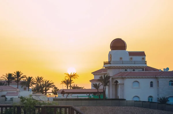 Вид на здание отеля на восходе солнца, снятый на курорте в Египте — стоковое фото