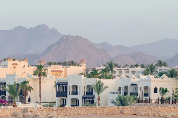Resort szállodák a háttérben a hegyek, Sharm el-Sheikh, Egyiptom — Stock Fotó